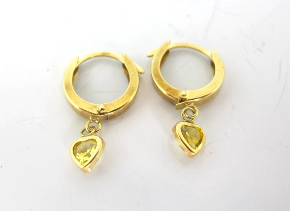 14K 黄金 Huggie 环状黄水晶心形吊坠耳环 — 第 4/4 张图片