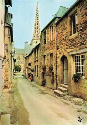 22 TREGUIER LA RUE SAINT YVES ET LA CATHEDRALE