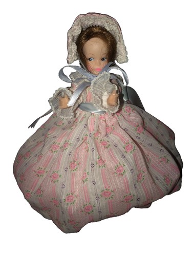 Muñeca Vintage Hermoso Vestido Hecho a Mano y Gorro Hecho en Hong Kong - Imagen 2 de 9