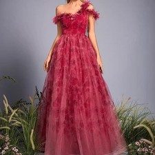 Elegant single-shoulder dress suitable for ball gowns
