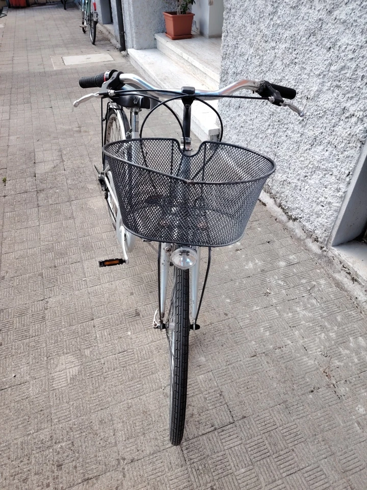 bicicletta donna usata buone condizioni ruote 26 colore argento  - Immagine 2 di 2