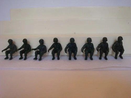 Marx 1950's / 60's Battleground  / Lot  Set of 8 Sitting G.I's / Marines / Green
