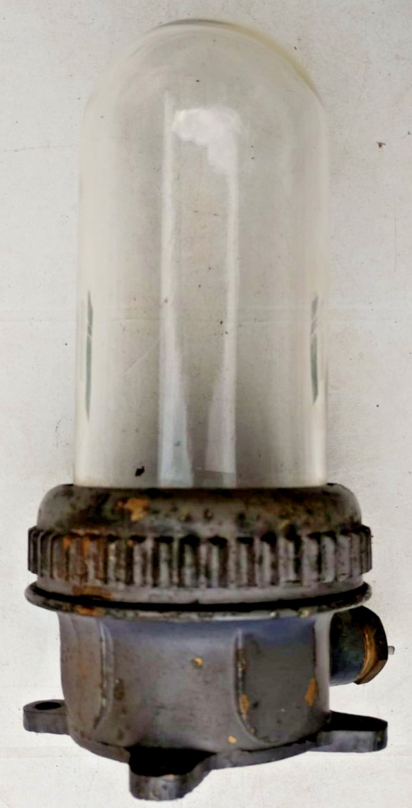 Cimelio lampada comparto motore locomotiva ex FS o altra compagnia ferroviaria.