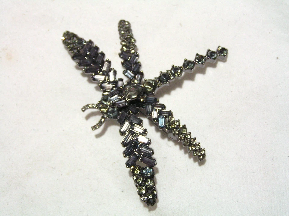 ...Simplemente Vera Wang... Broche Libélula Gris Tono Plata, Cristales Grises... Foto 2 de 4