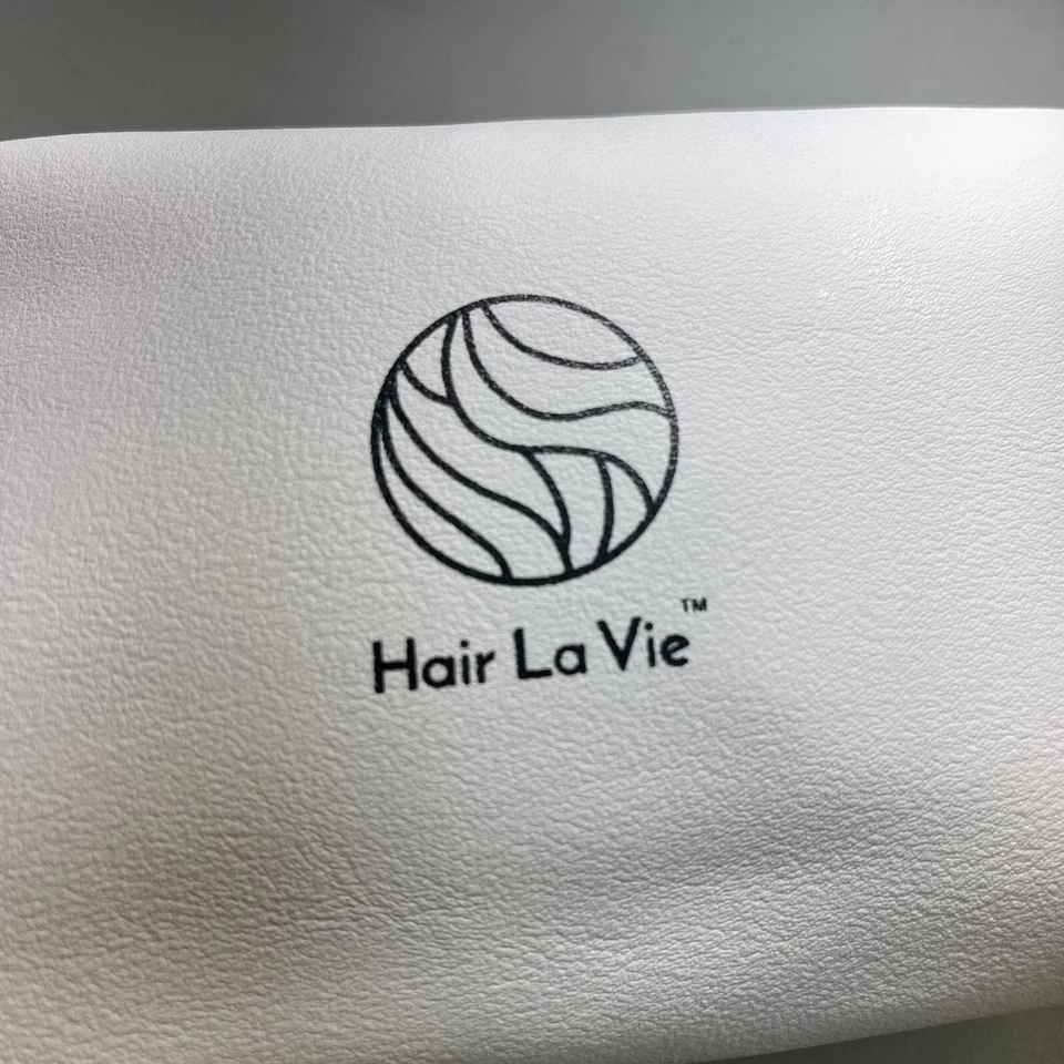 Hair La Vie 奶油白色人造皮革缎面衬里化妆包 8x2.5x3.5 英寸 — 第 2/4 张图片