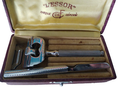 Altes mechanisches Rasiermesser L'ESSOR im Samtkasten, Vintage Sammlung 