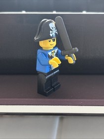 LEGO 6192 Pirate Minifigure pi102 Blue Jacket Skull Crossbones Hat