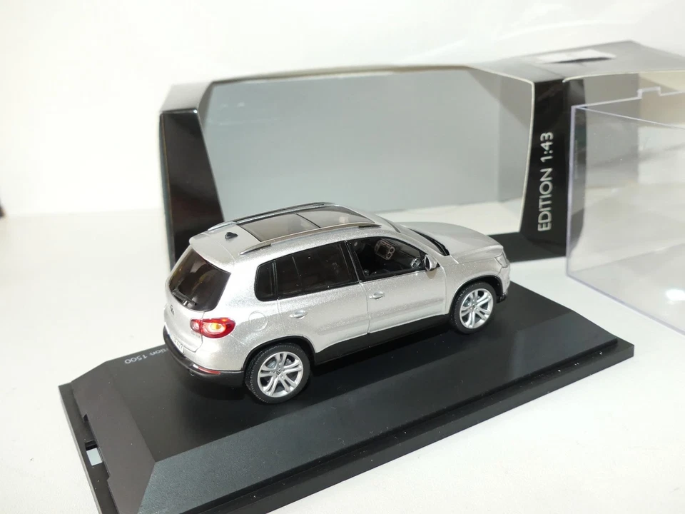 VW TIGUAN I Gris Clair SCHUCO 1:43 - Photo 2/2