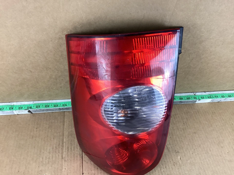 Conjunto de luz trasera exterior del lado derecho del pasajero Mazda MPV 2002-2003 Foto 2 de 4