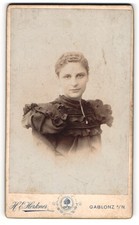 Fotografie Heinr. E. Herkner, Gablonz, Gebirgstr. 22, Attraktive junge Frau mit 