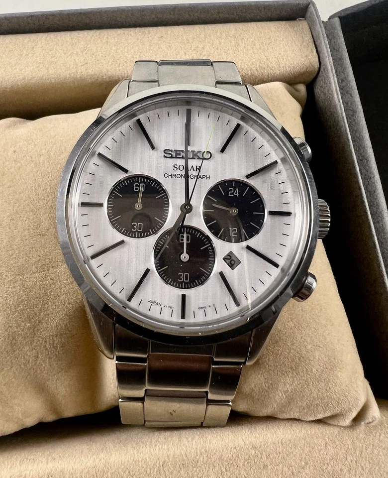 Seiko Solar Chronograph Panda Dial V175-0BJ0 39 mm Men’s Watch Japan Made Box - Image 4 of 4