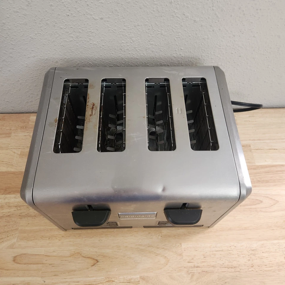 Frigidaire Professional Serie 4 Rebanadas Tostadora Acero Inoxidable Plata FPTT04D7MS Foto 2 de 4