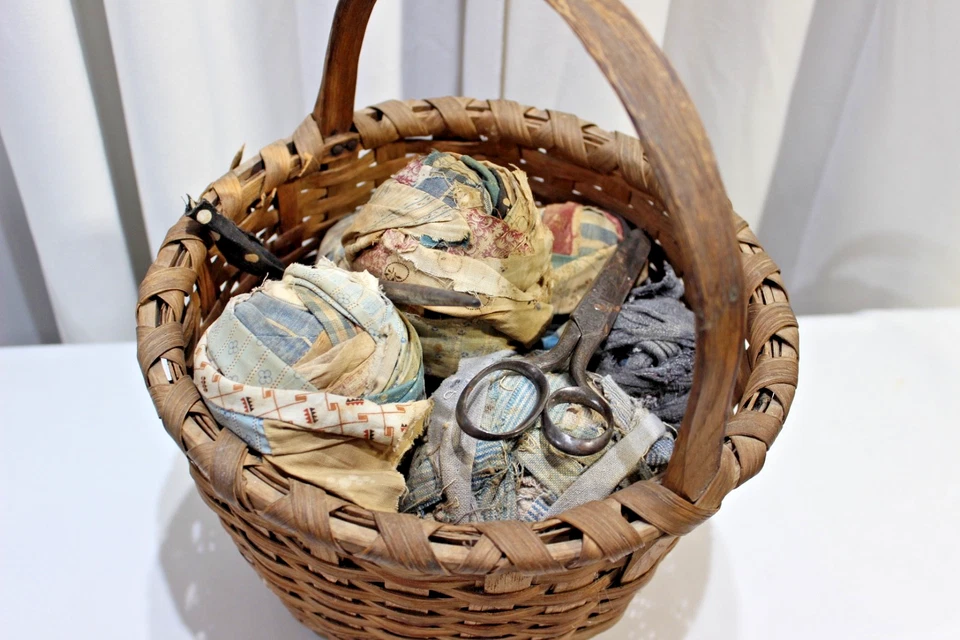 Bolas de trapo de tela de edredón antiguas American Primitive Country en canasta primitiva Foto 3 de 4