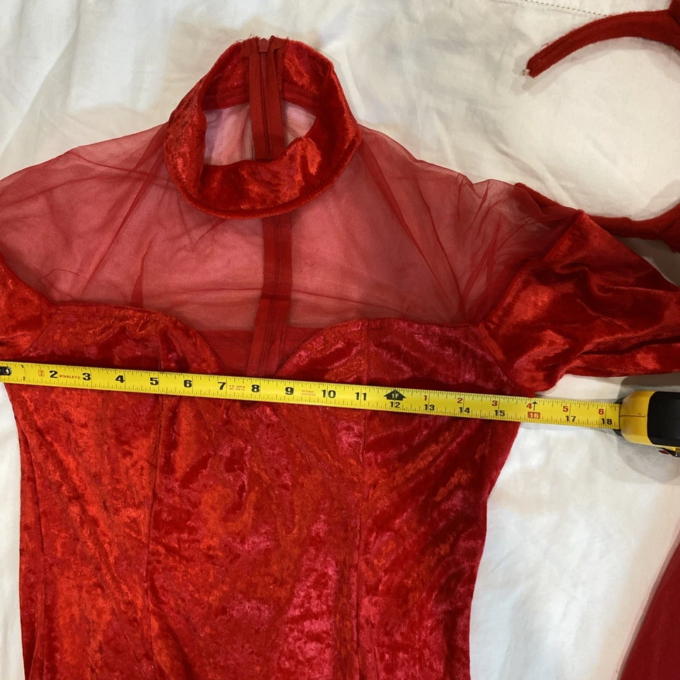 Disfraz de Diablo con Horquilla y Diadema de Cuerno, Vestido de Terciopelo Rojo Aplastado Foto 2 de 4