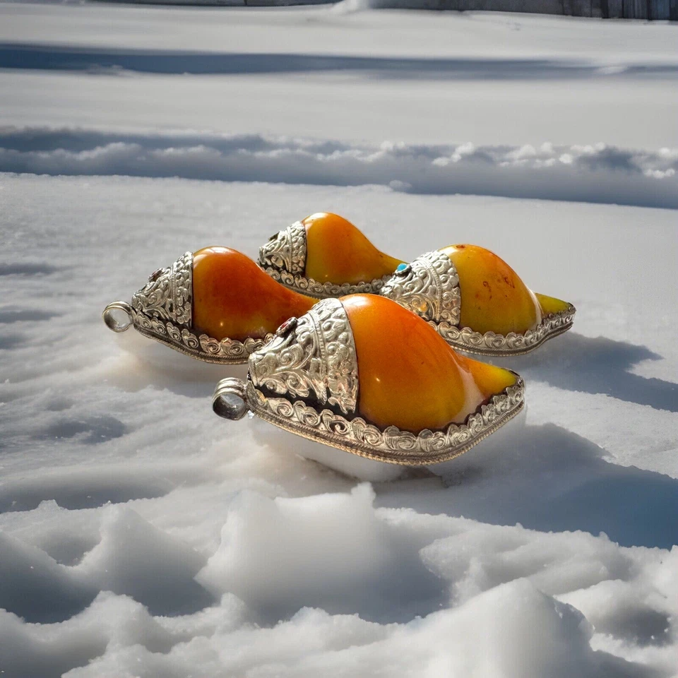 Colgante vintage de resina ámbar en forma de mango con talla de plata tibetana hecho a mano🔥 Foto 3 de 4