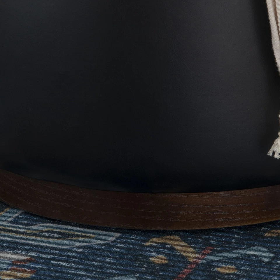 Otomana de almacenamiento redonda de cuero sintético negra Lexington con detalles de madera Foto 4 de 4