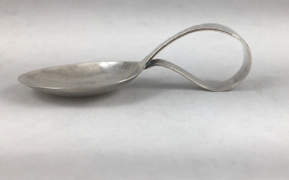 Cuchara bebé curvada colonial antigua martillada por Watson Sterling Foto 4 de 4