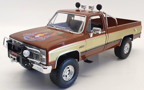 Greenlight Maßstab 1:18 13560 - 1982 GMC K-250 Sierra Grande Lee Majors Fall Guy