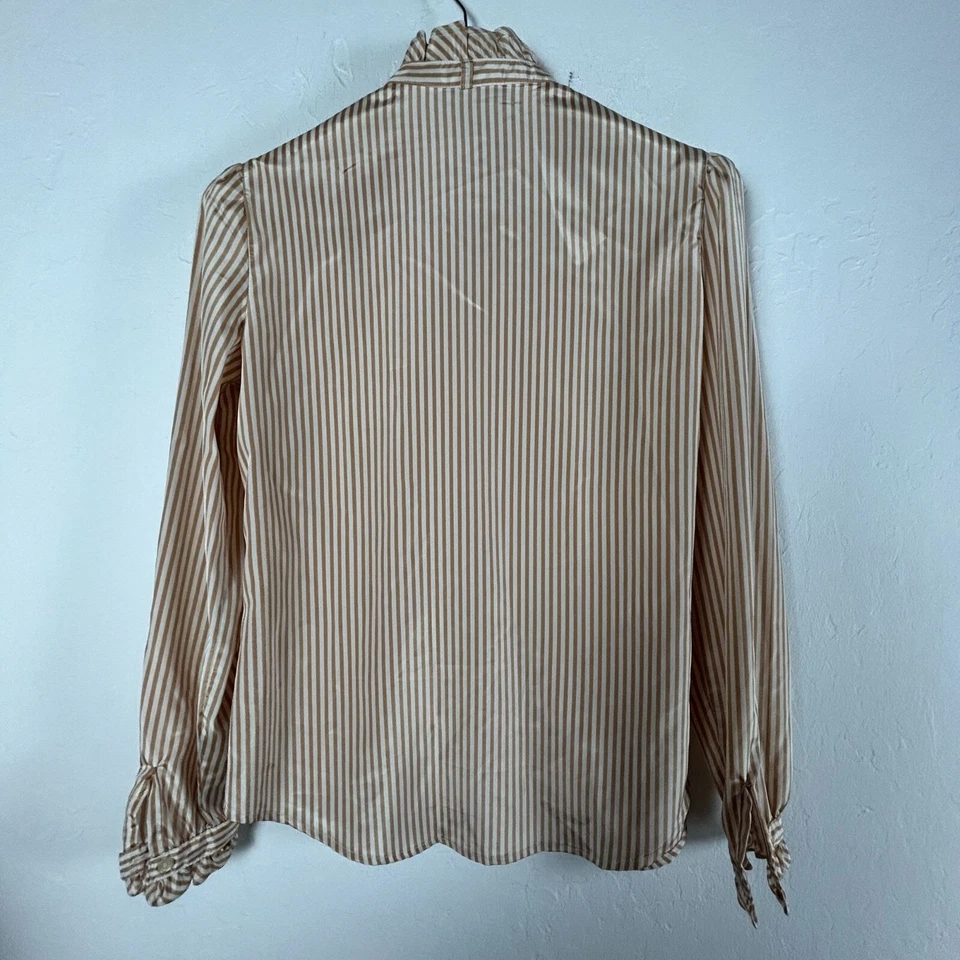 Blusa vintage The Villager para mujer beige blanca a rayas con botones y cuello atado talla 10 Foto 2 de 4