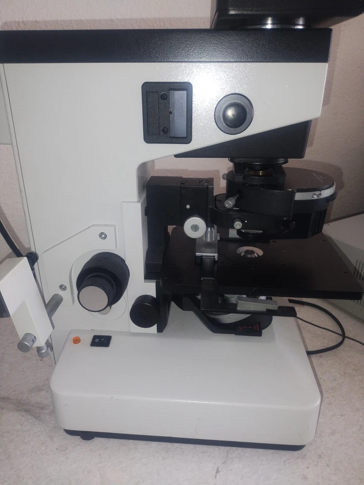 Microscopio invertido Leitz Labovert FS GMBH con objetivos y fuente de luz Foto 2 de 4