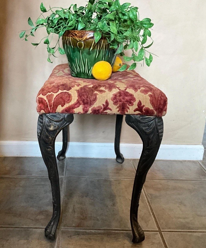 Banco de tocador antiguo estilo rococó con patas de hierro Foto 4 de 4