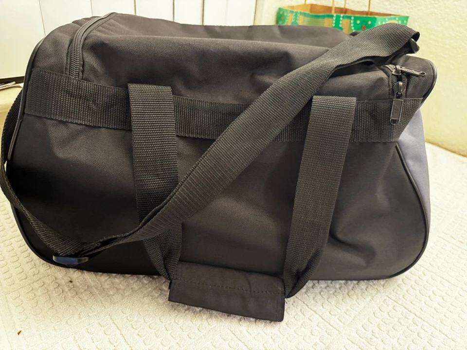 Equipaje de viaje Adidas gris y negro bolsa de lona para gimnasio Foto 4 de 4