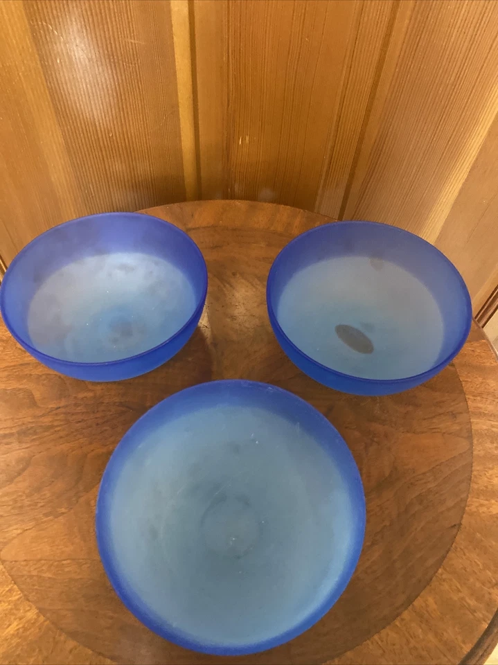 "Ensaladera Pottery Barn de vidrio esmerilado azul de dos tonos 6""" Foto 4 de 4