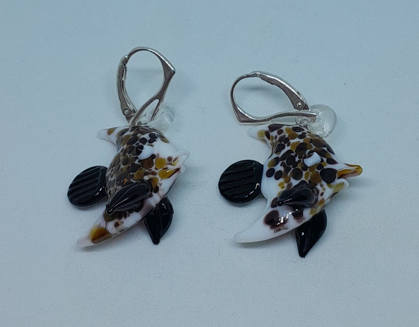 Boucles d'oreilles dormeuses poisson Murano, un bijou poétique en argent unique