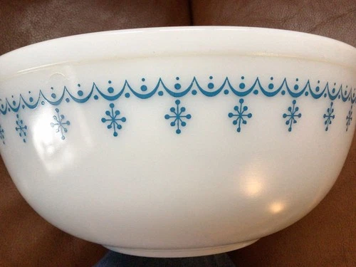 Vintage PYREX Snowflake Garland Blue & White #404  Nesting Mixing Bowl 4 Quart