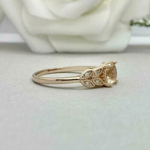 Anillo de compromiso de hoja floral de diamantes de chocolate de corte redondo de 2 quilates enchapado en oro rosa de 14 k Foto 3 de 4