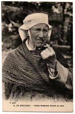 Old postcard folklore - In Brittany - 15. Old Breton smoking her pipe - F. hat