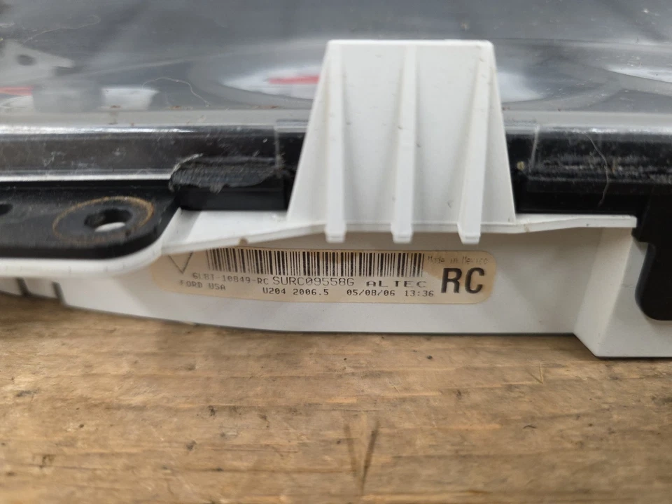 2006 2007 Ford Escape Speedometer Instrument Gauge Cluster OEM - Image 4 of 4