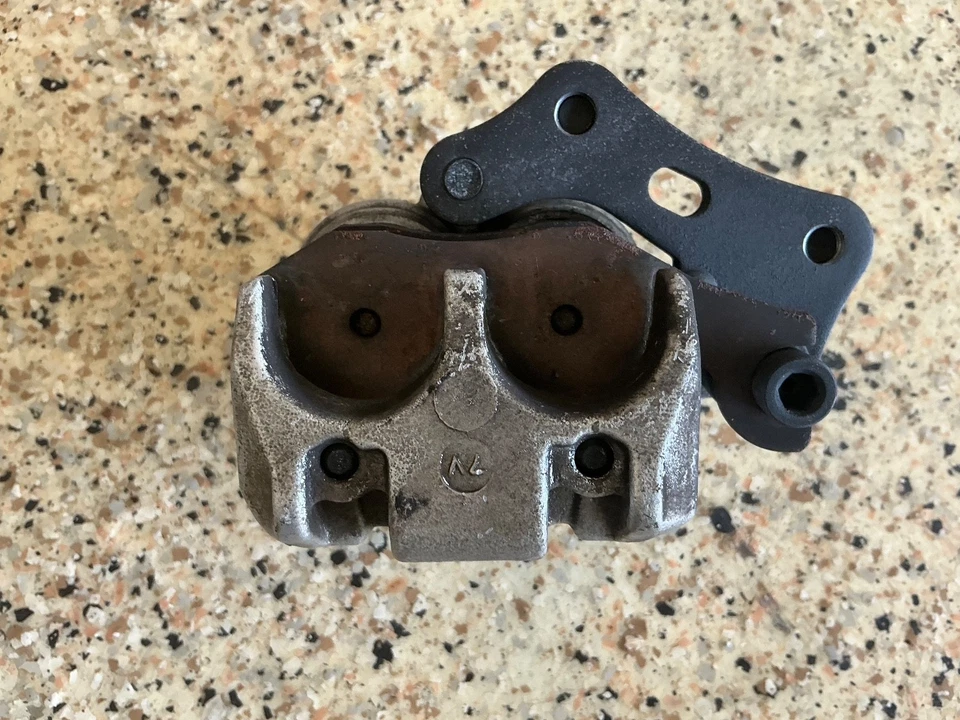 Kawasaki Ninja 250R суппорт переднего тормоза EX250 с колодками от оригинального производителя 2004-2012 годов выпуска - Изображение 3 из 4