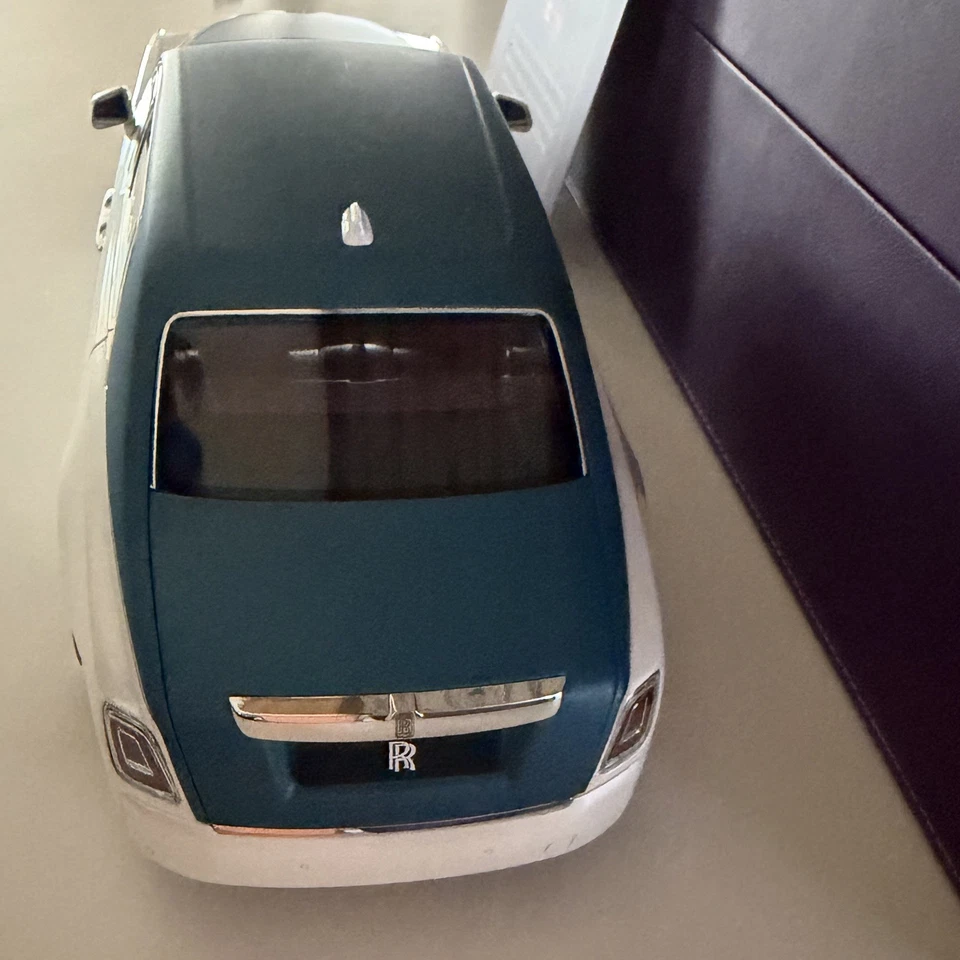 1/18 Rolls Royce Phantom VIII White Dealer Edition  - Image 4 of 4