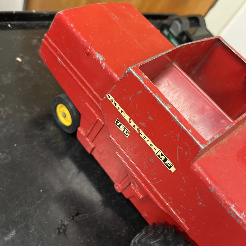 Ertl Massey Ferguson 760 Combine 1:20 Scale Diecast Toy W/Yellow Wheels 1973+9p - Image 2 of 4