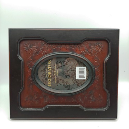 Ornate Solid Wood Oval Picture Frame - 5x7 Black Red Two Tone Embossed Floral - Picture 2 of 7