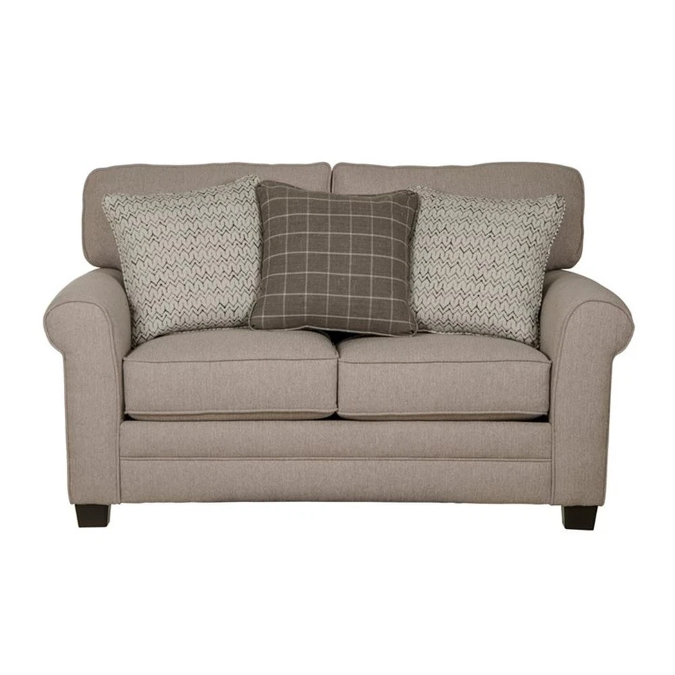 Sofá loveseat informal Hardy Farmhouse en tela gris con almohadas decorativas Foto 2 de 4