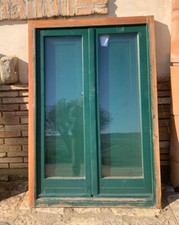 Vecchia antica finestra in legno massello a due ante con telaio vetri e scuri