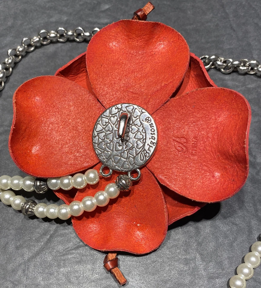 "Collar cinturón flor cuero Brighton granate con perlas y cadena plateada 46""" Foto 4 de 4
