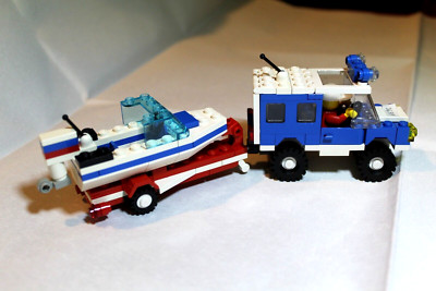LEGOLAND SAMMLER - SUV KONVOLUT MIT AUSSENBORDER AM ANHÄNGER