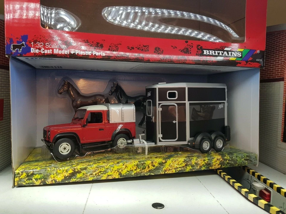 Land Rover Defender SWB 90 Ifor Williams Horsebox & Horses 1:32 Britains Model - Image 4 of 4