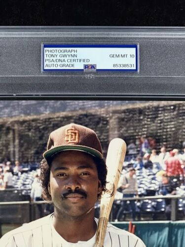 TONY GWYNN Autograph AUTO 8x10 SLABBED Photo PSA/DNA 🔥 PSA 10 w/INSCRIPTION - Picture 2 of 3