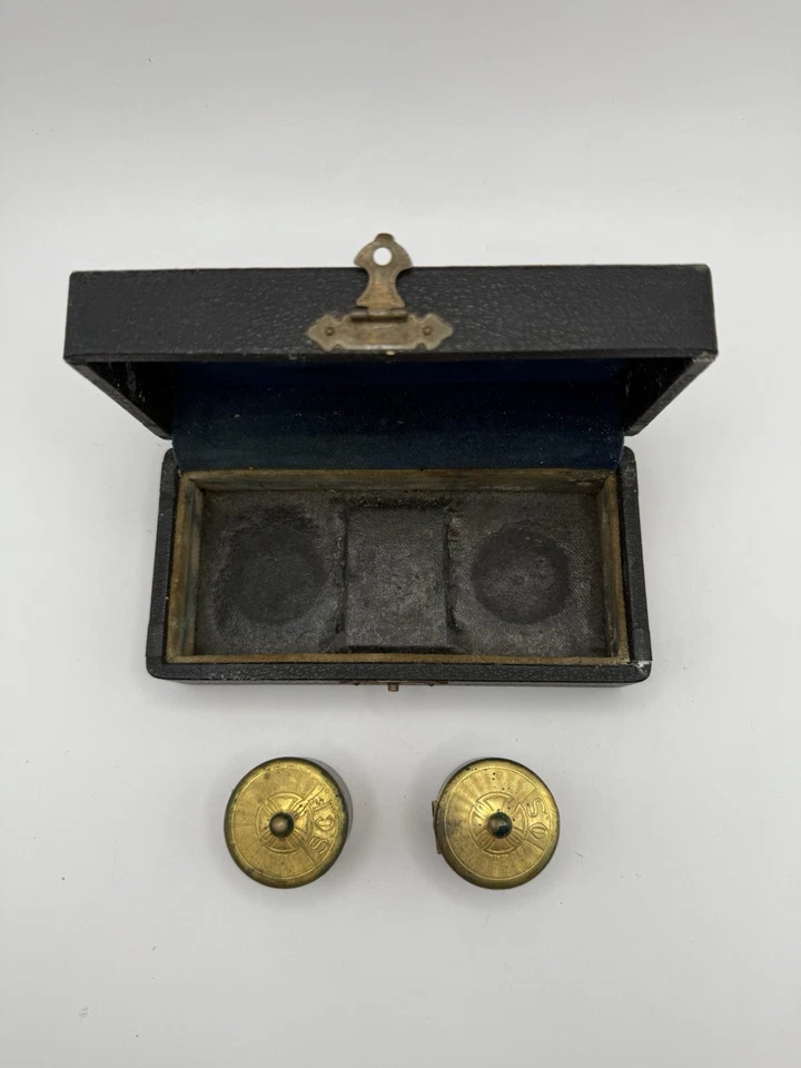 Антикварные дорожные двойные чернильницы из латуни 19 века в оригинальном кожаном чехле - Изображение 2 из 4