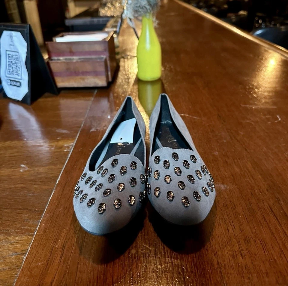 Rock and Republic Gris Gamuza y Metal Plateado Tachuelas Calaveras Planas Para Mujer EE. UU. 6 NUEVO SIN ETIQUETAS Foto 2 de 4