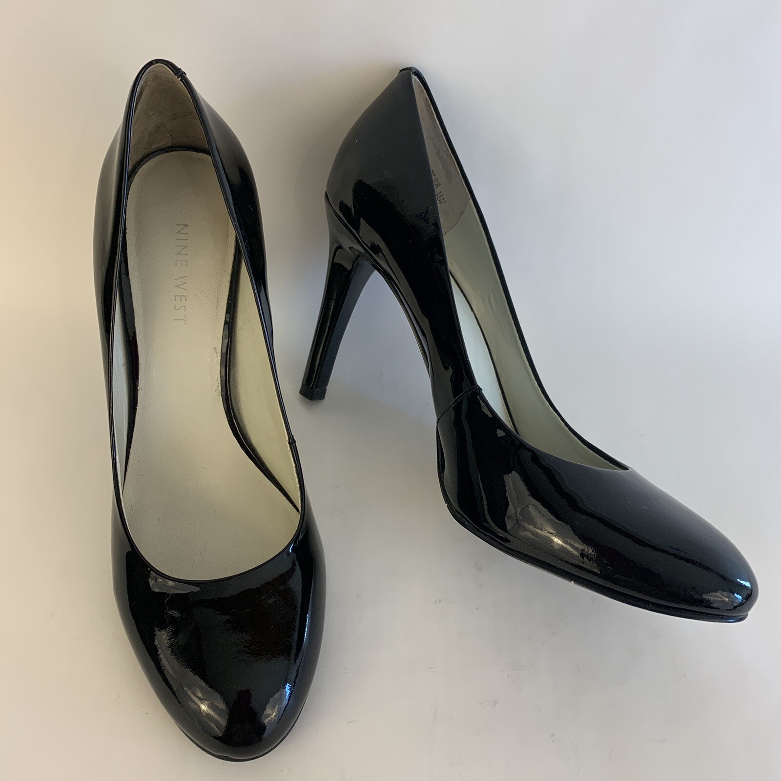 Enzo Angiolini Black Patent Leather Kitten Heel Pumps… Gem