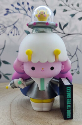 POP MART x  MOMIJI - Book Shop Serie - Suzie Sci-fi Figure - Opened Blind Box