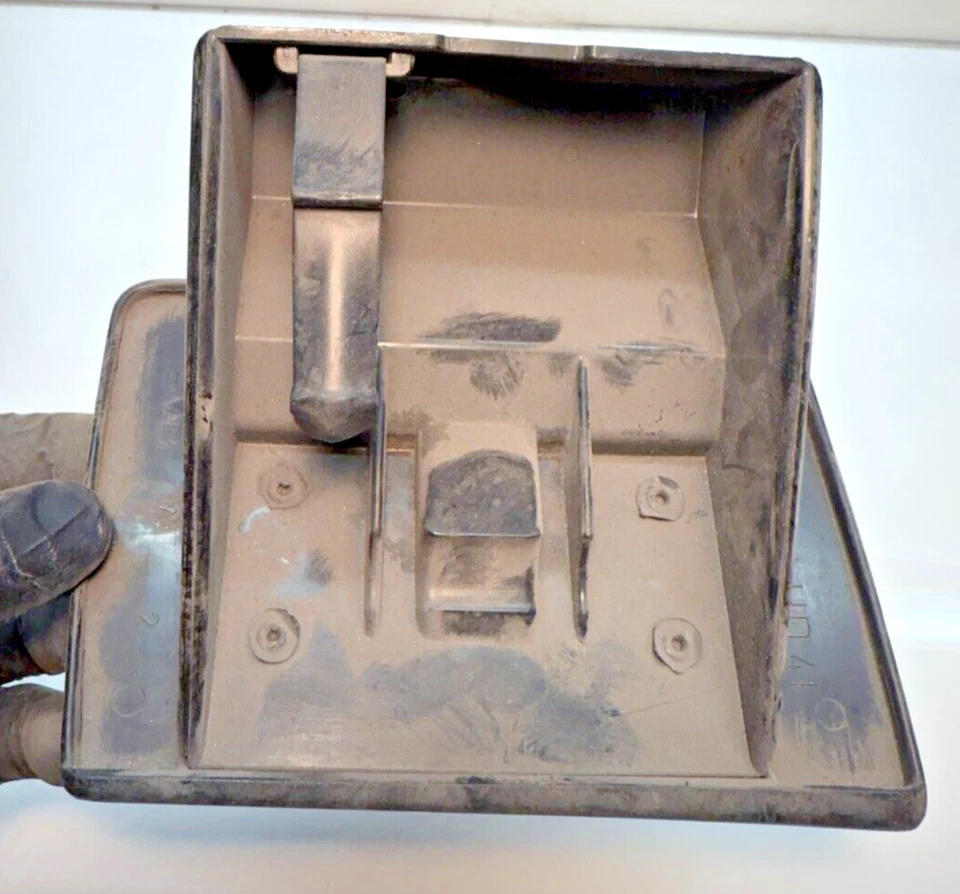 Original 1988 SAAB 900 Cenicero Carrocería Puerta Negro 9716 598 LHD41 88 C15-25 Foto 2 de 4