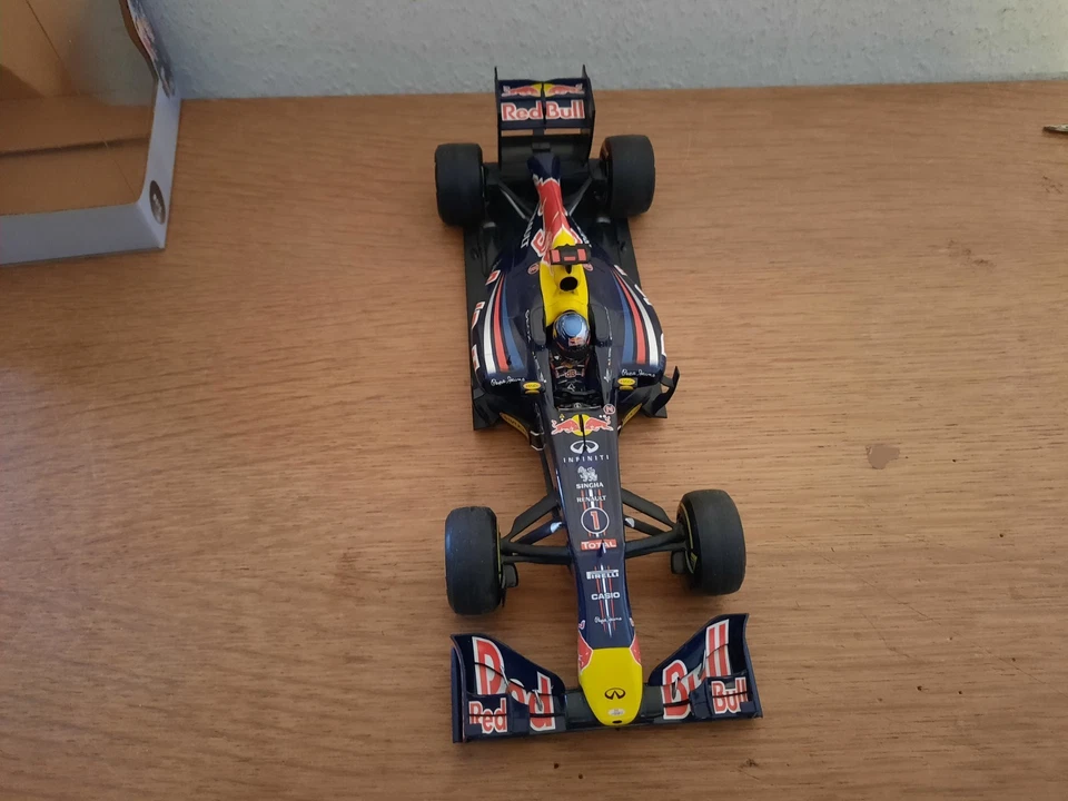 Red Bull Vettel RB7 Showcar 2011 - Bild 4 von 4