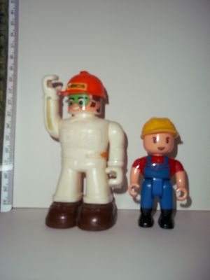 VTG  PEOPLE CONSTRUCTOR BUILDER ACTION FIGURES LOT OF 2