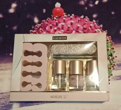 A La Mode Manicure Pedicure Nail Polish Gift Set